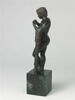 Statuette : garçon lisant dit Jeune Hercule, image 3/4