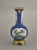 Vase en forme de carafe, à panse sphérique, d'une paire (TH 484), image 2/9