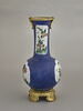 Vase en forme de carafe, à panse sphérique, d'une paire (TH 484), image 3/9
