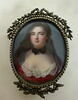 Médaillon peint sur émail d'un portrait en buste de femme, image 1/3