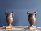 Vase de forme étrusque avec anses à rouleaux (d'une paire), image 2/5