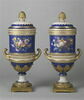 Paire de vases Bachelier à anses et à couronnes (OA 10890 A et OA 10890 B), image 1/5