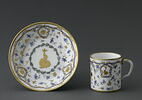 Tasse et soucoupe en porcelaine tendre, image 1/11