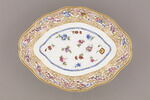 Plateaux ovales à bord contourné, d'une paire (R 796)., image 3/7