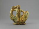 Vase à verser en forme de statuette : enfant nu chevauchant en amazone un dauphin, image 2/3