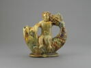 Vase à verser en forme de statuette : enfant nu chevauchant en amazone un dauphin, image 1/3