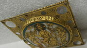 Plaque ronde provenant d'un phylactère (?) : Christ juge entre deux anges porteurs des instruments de la Passion, image 9/13