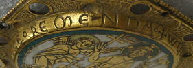 Plaque ronde provenant d'un phylactère (?) : Christ juge entre deux anges porteurs des instruments de la Passion, image 13/13