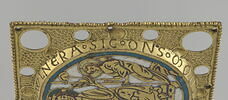 Plaque ronde provenant d'un phylactère (?) : Christ juge entre deux anges porteurs des instruments de la Passion, image 3/13