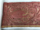Fragment de parement d'autel à rinceaux, grenade et raisins, image 3/7