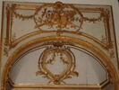 Embrasure et dessus-de-porte décoré d'un trophée avec un caducée et un pell., image 2/3
