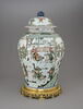 Vase balustre à décor de scènes de cour, image 2/4