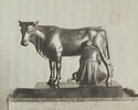 Groupe sculpté : paysanne trayant une vache, image 11/12