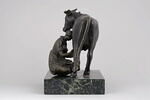 Groupe sculpté : paysanne trayant une vache, image 4/12