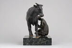Groupe sculpté : paysanne trayant une vache, image 8/12