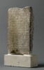 stèle ; socle ; document écrit, image 2/3