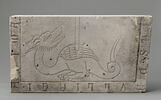 Fragment de dalle funéraire gravée d'une figure de dragon, image 1/4