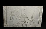 Fragment de dalle funéraire gravée d'une figure de dragon, image 2/4