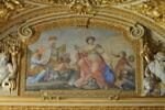 Plafond : Salon de la paix : La Paix mettant le feu à un monceau d'armes (ou la Paix), au dessus de la corniche, côté sud., image 3/5