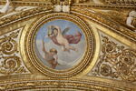 Plafond : Salle des Antonins - Les Génies du Temps (deux Amours tenant l'un un compas, l'autre un sablier), sur la voûte, côté est au centre, image 2/4