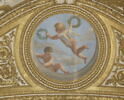 Plafond : Salle des Antonins - Les Génies de la Gloire (deux Amours dont l'un tient deux couronnes de lauriers), sur la voûte, côté est, au nord., image 2/4