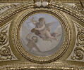 Plafond : Salle des Antonins - Les Génies de la Justice (deux Amours dont l'un tient un fil à plomb et l'autre une balance), sur la voûte, côté est au centre., image 3/4