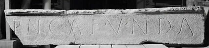 architrave  ; inscription, image 1/2