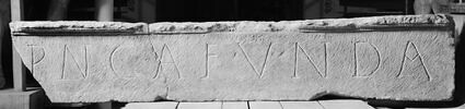 architrave  ; inscription, image 2/2