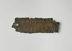 Plaquette inscrite suspendue au cou du défunt, image 1/2