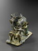 Homme trayant une bufflesse, image 1/11