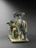 Homme trayant une bufflesse, image 2/11