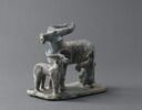 Homme trayant une bufflesse, image 5/11