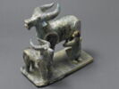 Homme trayant une bufflesse, image 6/11