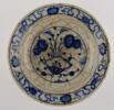 Petit plat aux fleurs épanouies nées d'un lotus, image 2/7