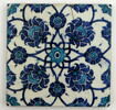Carreau à décor de fleurs épanouies saz et rosettes ponctuant un rinceau en forme de fleur, image 2/2