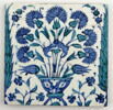Carreau au vase d'oeillets à décor de tulipes et noeud bleu, image 2/2