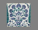 Carreau au vase d'oeillets à décor de tulipes et noeud bleu, image 1/2
