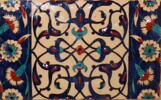 Carreau de bordure aux quadrilobes faits de fleurons bifides rumi et frises de rosettes et d'oeillets sur fond bleu, image 2/2