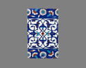 Carreau de bordure aux quadrilobes faits de fleurons bifides rumi et frises de rosettes et d'oeillets sur fond bleu, image 1/2