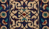 Carreau de bordure aux quadrilobes faits de fleurons bifides rumi et frises de rosettes et d'oeillets sur fond bleu, image 2/2