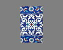 Carreau de bordure aux quadrilobes faits de fleurons bifides rumi et frises de rosettes et d'oeillets sur fond bleu, image 1/2