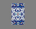 Carreau de bordure aux quadrilobes faits de fleurons bifides rumi et frises de rosettes et d'oeillets sur fond bleu, image 1/2