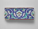 Carreau de bordure au rinceau de rumis et fleurs composites sur fond bleu, image 1/2