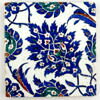 Carreau à la palmette feuillue décorée d'une arbesque fleurie, image 1/2