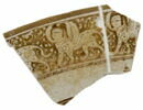 Fragments de bord de plat aux sphinx et cavalier, image 4/5