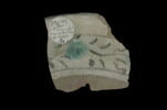 Fragment de plat aux taches vertes et aux rinceaux, image 3/4