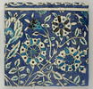 Carreau à l'oiseau dans un buisson fleuri sur fond bleu sombre, image 1/2