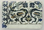 Carreau aux rinceaux de nuages et de fleurons bifides sur fond de quatre fleurs, image 1/2