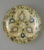 Plat à décor de fleurs de lotus et de feuilles hanceri, image 1/4