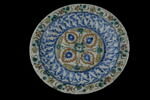 Plat au décor bleu et blanc et polychrome, image 2/4